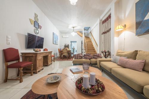 ein Wohnzimmer mit einem Sofa und einem Tisch in der Unterkunft Athenian Niche in Plaka Villa by Athenian Homes in Athen