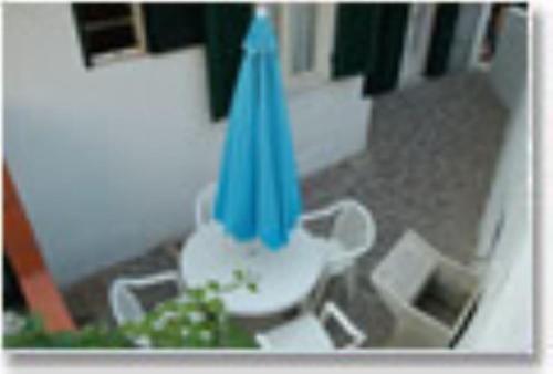 un modello lego di sala da pranzo con ombrello blu di Hotel Villa Miramare a Capoliveri