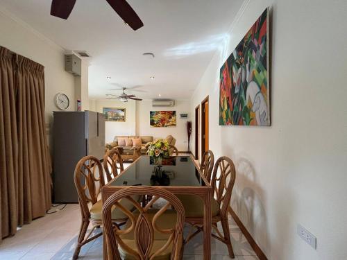 a kitchen and dining room with a table and chairs at Resort 2-3BR Huge Pool, BBQ, 300m-Beach, 8 mins to Walking Street in Pattaya South