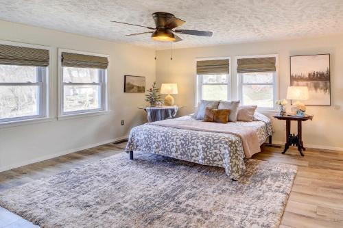 1 dormitorio con 1 cama y ventilador de techo en Quiet Locust Grove Getaway on Lake Hudson!, en Locust Grove