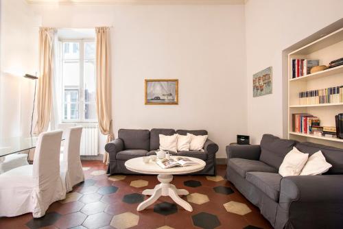 - un salon avec un canapé et une table dans l'établissement Casa Coronari Holidays, à Rome