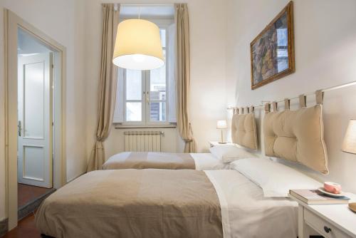 - une chambre avec 2 lits et une grande fenêtre dans l'établissement Casa Coronari Holidays, à Rome