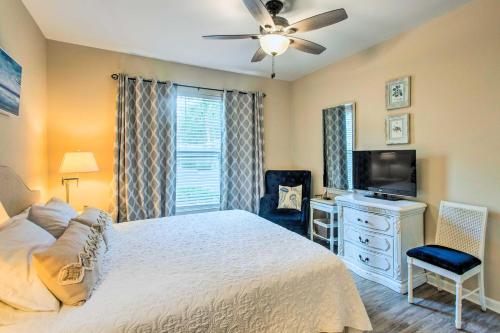 Postel nebo postele na pokoji v ubytování Bright St Simons Island Condo with Shared Pool!