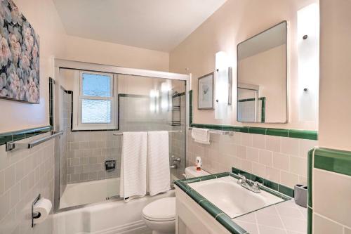 La salle de bains est pourvue d'un lavabo, de toilettes et d'une douche. dans l'établissement Pet-Friendly Sacramento Home Near Downtown!, à Sacramento