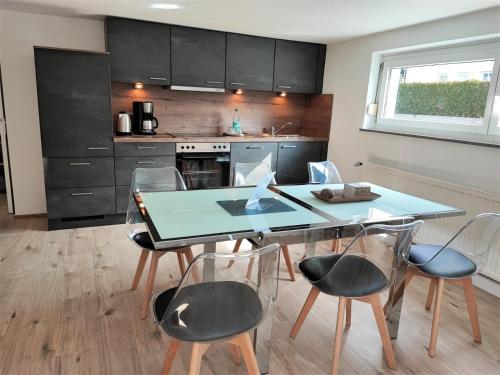 - une cuisine avec une table à manger et des chaises dans l'établissement FeWo Heimathafen, à Bodman-Ludwigshafen