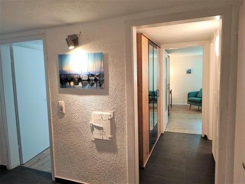 korytarz z drzwiami prowadzącymi do pokoju w obiekcie FeWo Heimathafen w mieście Bodman-Ludwigshafen