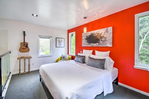 Schlafzimmer mit orangefarbener Wand und einem Bett in der Unterkunft Private Indianola House with Patio and Fire Pit in Indianola