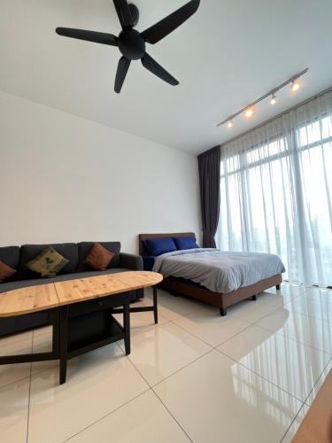 Una sala de estar con un sofá y un ventilador de techo. en Beacon Executive Suites #CozyFamilyStay #RoofTopPool #13, en George Town