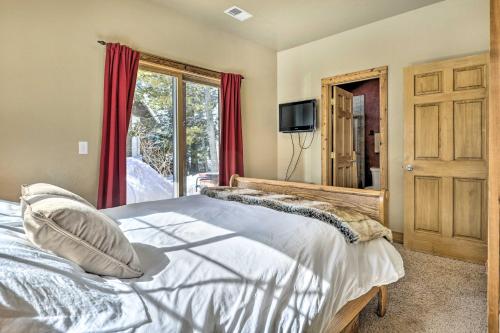 um quarto com uma cama e uma janela em Mountainside Winter Park Ski Home with Hot Tub em Winter Park
