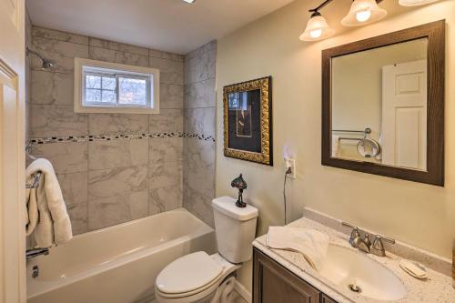 ブリッジポートにあるBridgeport Vacation Rental - Walk to Beach!のトイレ、浴槽、洗面台を備えたバスルーム