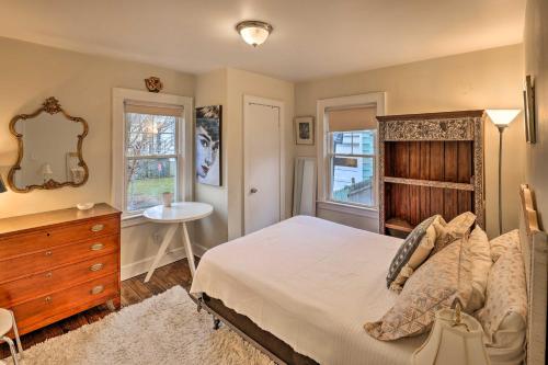 ブリッジポートにあるBridgeport Vacation Rental - Walk to Beach!のベッドとドレッサーと鏡のある寝室