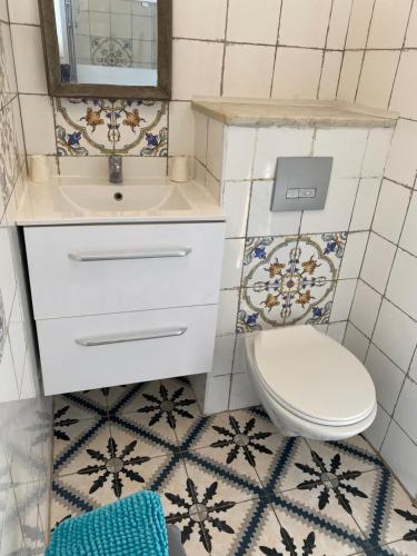 een badkamer met een toilet en een wastafel bij Ernella in Aléria