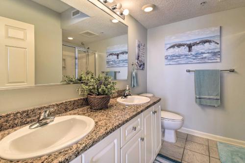 La salle de bains est pourvue de 2 lavabos et de toilettes. dans l'établissement Barefoot Resort Condo with Balcony and Pool Views!, à Myrtle Beach