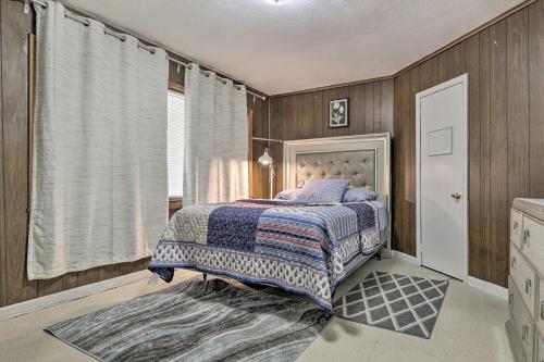 Schlafzimmer mit einem Bett und einem Fenster in der Unterkunft Springfield Vacation Rental 1 Mi to Downtown in Springfield
