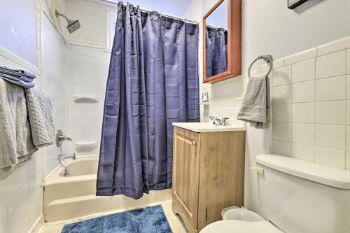 uma casa de banho com uma cortina de chuveiro roxa e um WC em Springfield Vacation Rental 1 Mi to Downtown em Springfield