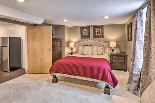 เตียงในห้องที่ Omaha Vacation Rental about 4 Mi to Downtown