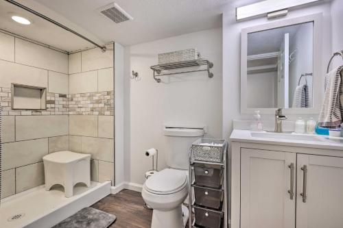 uma casa de banho branca com um WC e um lavatório em Omaha Vacation Rental about 4 Mi to Downtown em Omaha