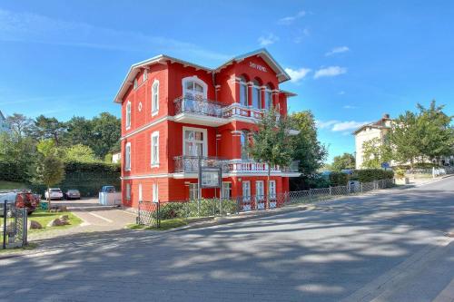 ヘリングスドルフにあるVilla San Remoの通路側赤い建物