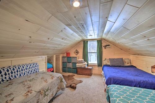 Katil atau katil-katil dalam bilik di Manistique Cabin with Grill - Near Thunder Lake