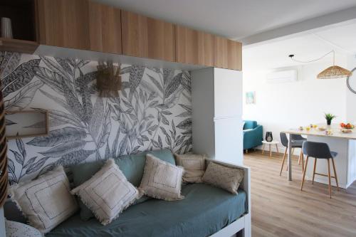 - un salon avec un canapé vert et un mur dans l'établissement Bristol Plaisance YourHostHelper, à Antibes