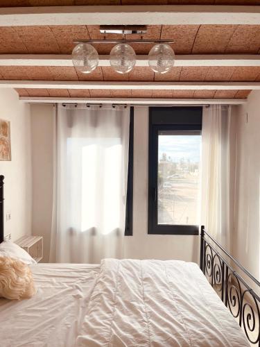 una camera con un grande letto e una finestra di El Nido: Una casita de ensueño a Deltebre