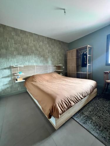 ein Schlafzimmer mit einem großen Bett in einem Zimmer in der Unterkunft MAGNIFIQUE APPARTEMENT - Porto Vecchio in Porto-Vecchio