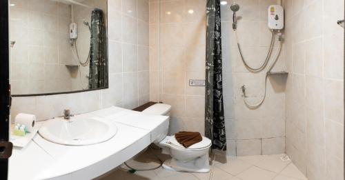 The Palace Aonang Resort في شاطيء آونانغ: حمام مع دش ومرحاض ومغسلة
