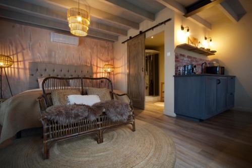 Schlafzimmer mit einem Bett mit einem Teppich und einem Kronleuchter in der Unterkunft Bed & Breakfast Neeltje Soet in Mierlo