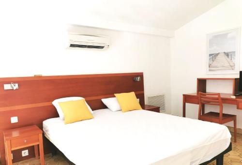 Postel nebo postele na pokoji v ubytování Appartement 4 en duplex - LES SUITES DE ROBINSON - Résidence avec piscine en bord de Siagne, à Mandelieu-La-Napoule