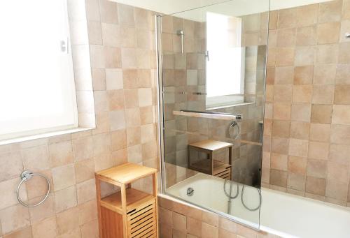 Koupelna v ubytování Appartement 4 en duplex - LES SUITES DE ROBINSON - Résidence avec piscine en bord de Siagne, à Mandelieu-La-Napoule