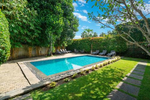 a swimming pool in the yard of a house at Clove Villa in Kandy