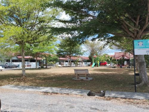 Pendang的住宿－Homestay Ainul，公园中间带长凳的公园