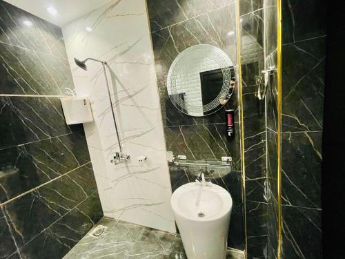 ラホールにあるBurj Al Islam Bahria Suitesのバスルーム(トイレ、鏡付)