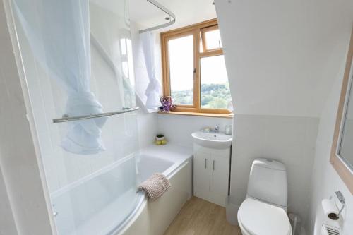 Ванная комната в The Dormers - 5 BD Amazing Views of Stroud Valley