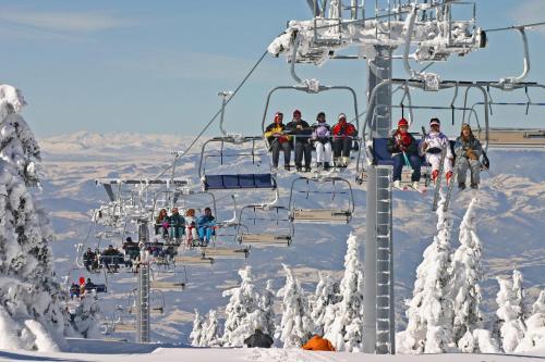 Tetamu yang menginap di APARTMENTS FOKA & SPA - 600m from Gondola ski lift