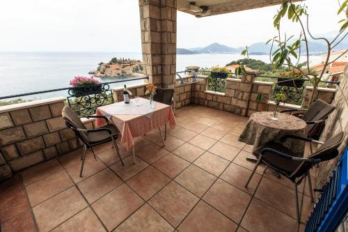 Gallery image of Apartments and Rooms Drago in Sveti Stefan