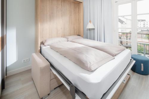 una cama de hospital en una habitación con ventana en Nordstrandperle Ap H6, en Norderney