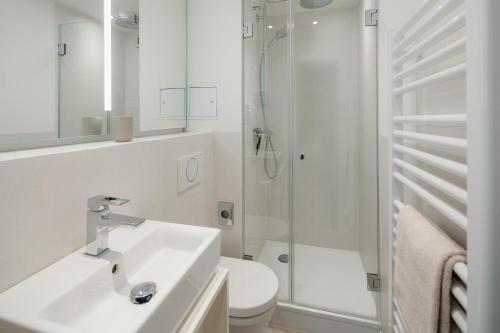een badkamer met een wastafel, een douche en een toilet bij Nordstrandperle Ap H6 in Norderney