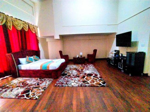 un soggiorno con letto e tappeto di Hotel Terrace Park a Patan