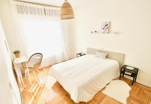 a white bedroom with a bed and a window at Ribeira Sacra O Saviñao in Villasante