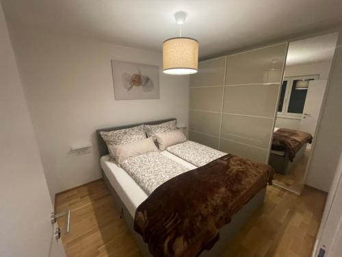 A place to call home في فيينا: غرفة نوم صغيرة مع سرير في غرفة