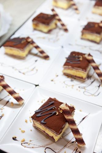 eine Tafel Schokoladendex auf einem Tisch in der Unterkunft Playamarina in Isla Canela