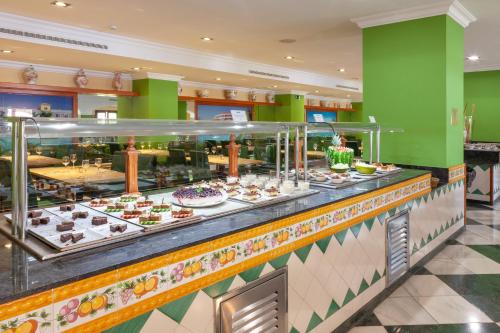ein Buffet mit vielen verschiedenen Speisen in der Unterkunft Playamarina in Isla Canela