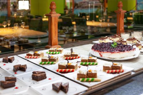 eine Vitrine mit vielen verschiedenen Desserts in der Unterkunft Playamarina in Isla Canela
