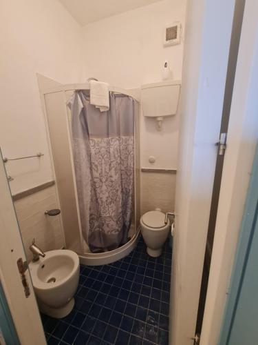 La petite salle de bains est pourvue de toilettes et d'un lavabo. dans l'établissement Dammuso Sul mare MDQ Sea, à Pantelleria