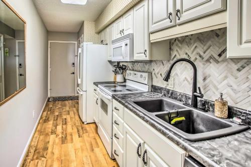 Kuchyň nebo kuchyňský kout v ubytování Cozy Carolina Beach Condo with Ocean Views!