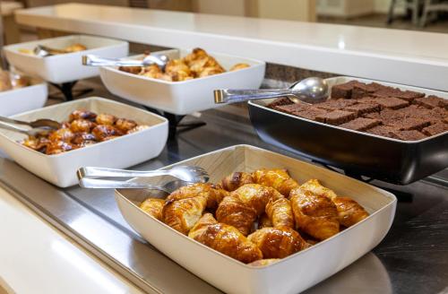 un buffet di dolci e pasticcini su un bancone di Playacanela a Isla Canela