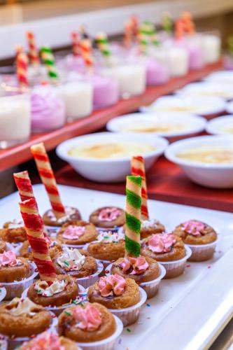 un buffet di cupcakes con sopra delle candele colorate di Playacanela a Isla Canela