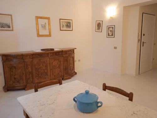 una teiera blu seduta su un tavolo in una stanza di Casa jacaranda a Cagliari