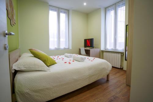 een slaapkamer met een bed met bloemen erop bij [Camelia Suite] Leonardo Academy, MXP & Lakes in Sesto Calende